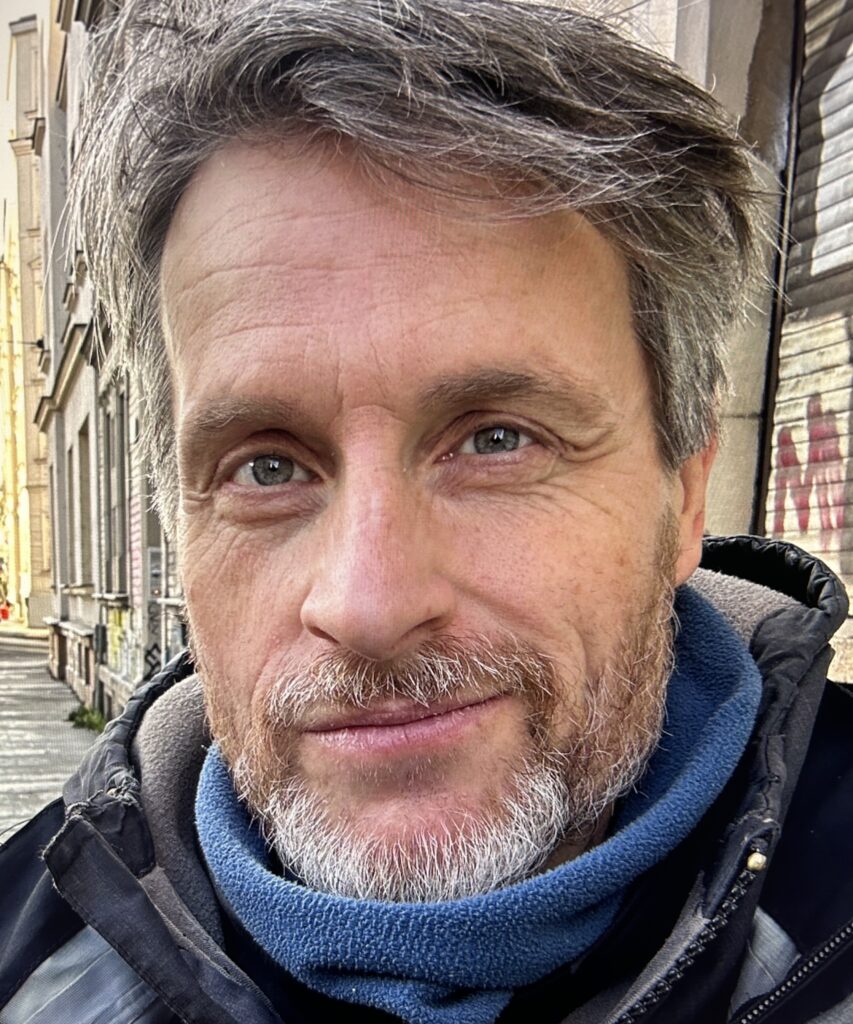 Manfred Schreiber, *15. Februar 1971 in Bremen, freier Autor, Kurzfilmcutter, Teilzeittorwart (Zenit: SV Sülfeld, 1985). Aufgewachsen entlang malerischer B432, die Straße Richtung Möbel Kraft - dort gab es kein Bällebad, viel besser: Kinderkino! Im Grunde fuhr man nur deswegen mit.